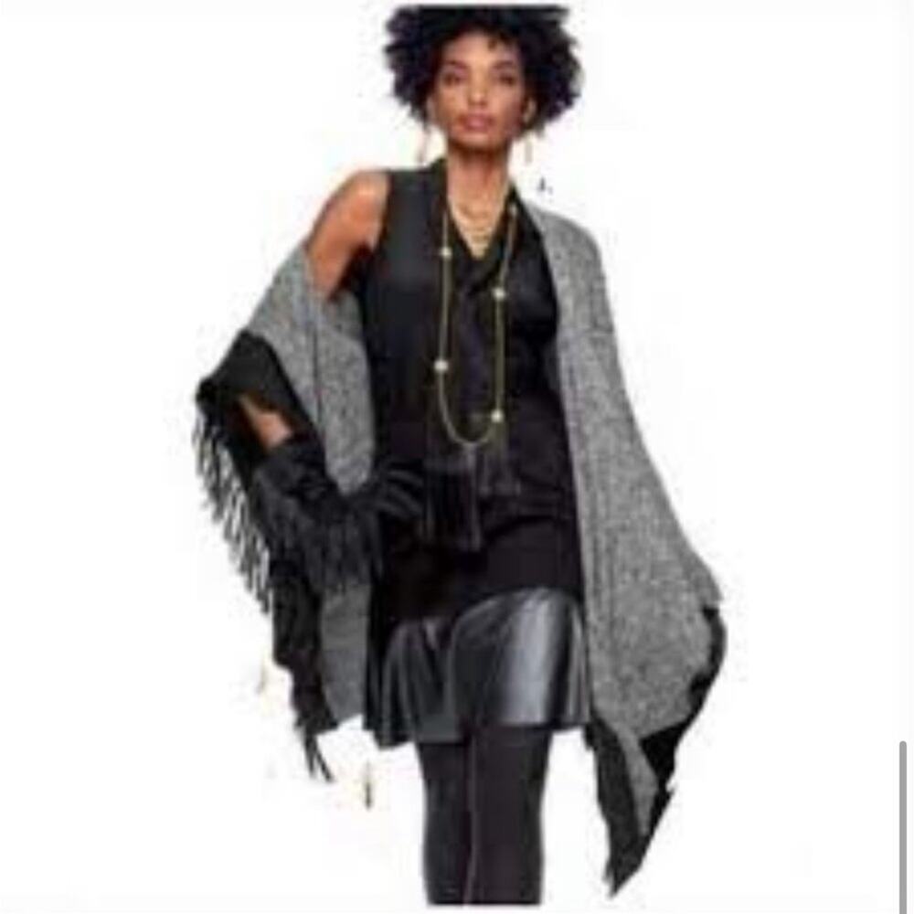 Cabi Pepper black white knit fringe trim cape shawl wrap sweater size One Size